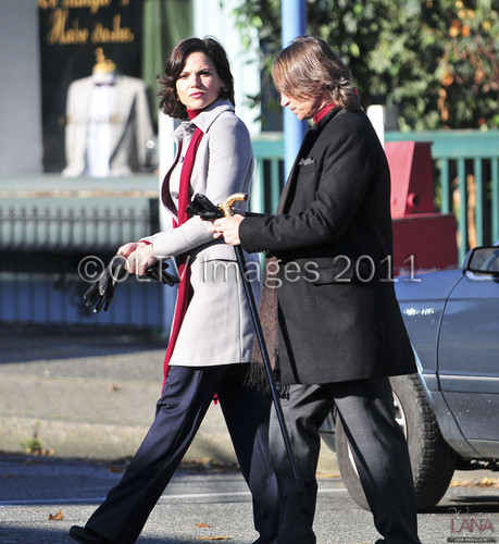  Lana Parrilla & Robert Carlyle On Set [November 15, 2011]