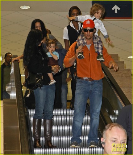  Matthew McConaughey: LAX Landing With the Family!