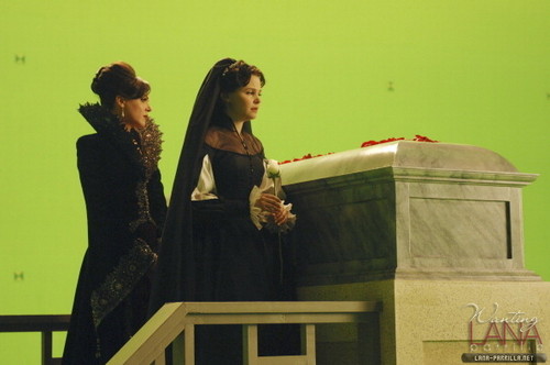  Queen & Snow - Behind the Scenes of "The сердце is a Lonely Hunter"