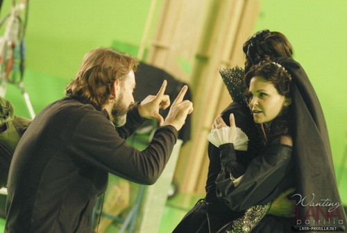  Queen & Snow - Behind the Scenes of "The tim, trái tim is a Lonely Hunter"