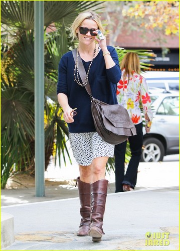  Reese Witherspoon: Broken Finger Blues?