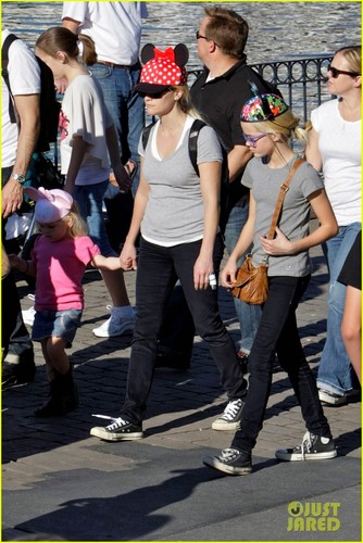  Reese Witherspoon: Disneyland with the Family!