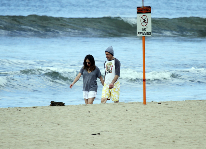 Robert Downey Jr & His Gorgeous Pregnant Wife Take Stroll On The Beach In Hawaii