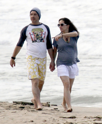  Robert Downey Jr & His Gorgeous Pregnant Wife Take Stroll On The समुद्र तट In Hawaii