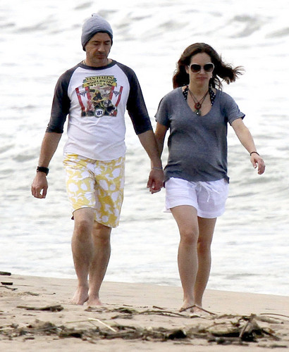  Robert Downey Jr & His Gorgeous Pregnant Wife Take Stroll On The समुद्र तट In Hawaii