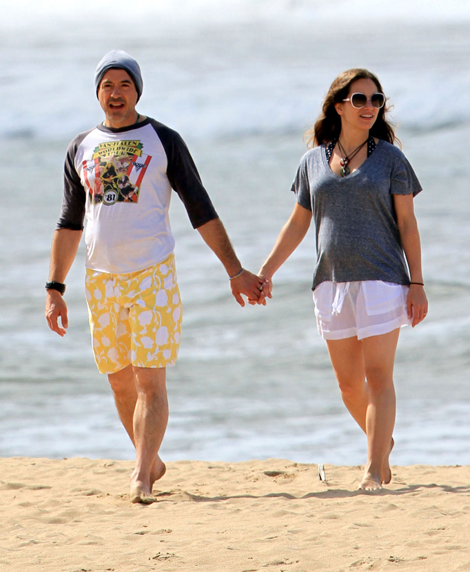  Robert Downey Jr & His Gorgeous Pregnant Wife Take Stroll On The beach, pwani In Hawaii