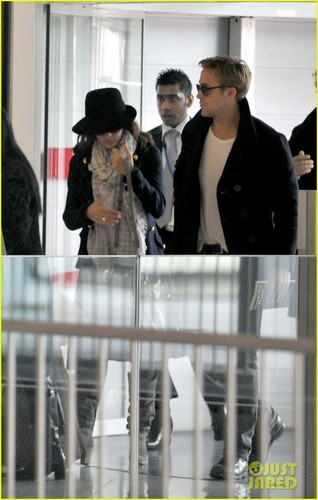  Ryan শিশু-হংসী & Eva Mendes: Holding Hands at Paris Airport