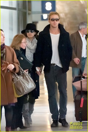  Ryan कलहंस का बच्चा, मुस्कुराहट & Eva Mendes: Holding Hands at Paris Airport
