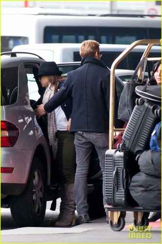  Ryan 거위 새끼, 고 슬링 & Eva Mendes: Holding Hands at Paris Airport