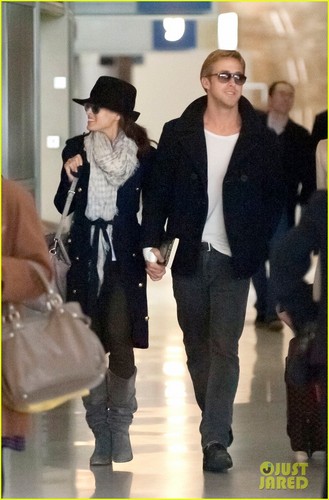  Ryan कलहंस का बच्चा, मुस्कुराहट & Eva Mendes: Holding Hands at Paris Airport