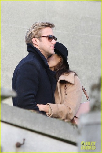  Ryan gosling کے, بطخا & Eva Mendes: Parisian Pair