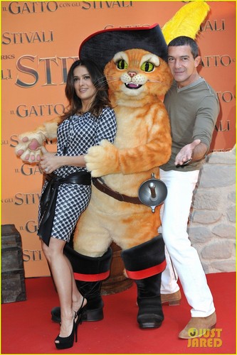  Salma Hayek: 'Puss in Boots' Called to Rome