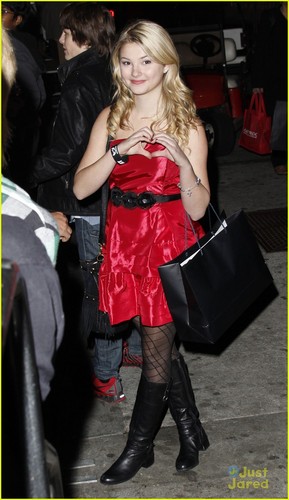  Stefanie Scott arrives at the 2011 Hollywood 크리스마스 Parade (November 27) in Hollywood.