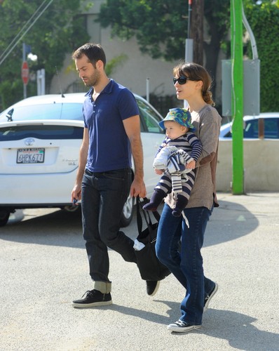  Heading out to lunch at Axe with her family in Venice, CA (November 30th 2011)