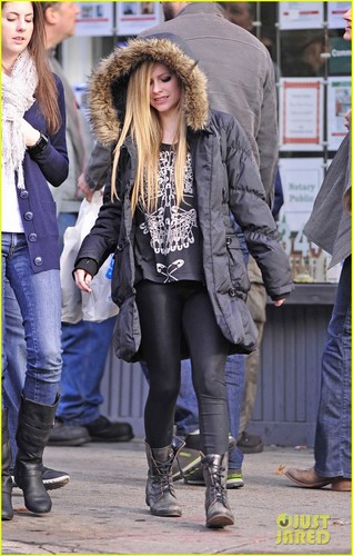  Avril Lavigne & Brody Jenner: NYC Stroll
