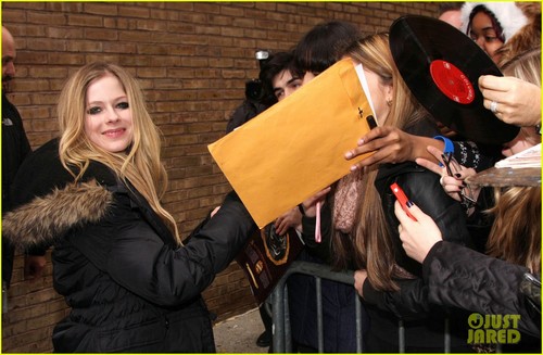  Avril Lavigne & Brody Jenner: NYC Stroll