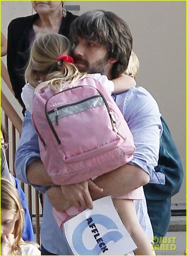  Ben Affleck & Violet: After School Hug