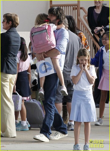  Ben Affleck & Violet: After School Hug