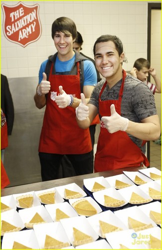  Big Time Rush: Thanksgiving At Salvation Army!