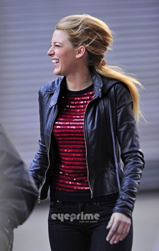  Blake Lively is all smiles on the Gossip Girl Set in NY, Dec 1