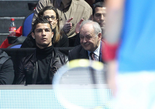  C. Ronaldo watching 테니스
