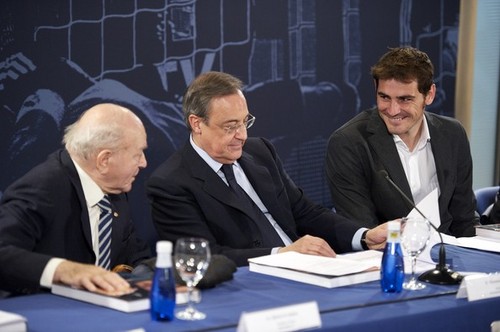  I. Casillas launches new book