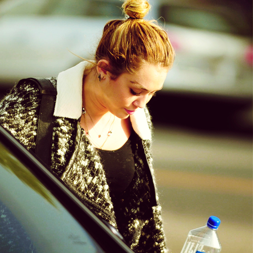  Miley Cyrus -01. December- At پیزا Place & Petstore