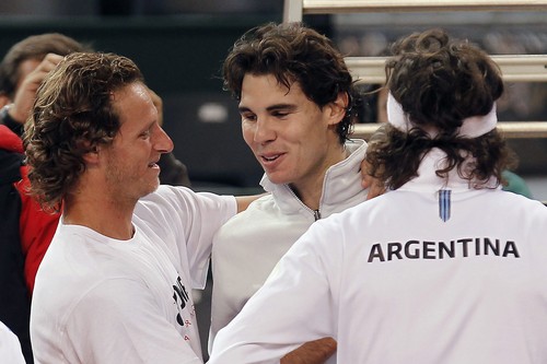  Rafael Nadal (C) greets Argentinian テニス players Juan Monaco