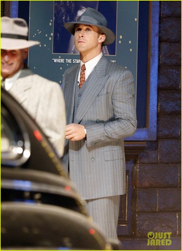  Ryan Gosling: Late Night on 'Gangster Squad' Set!