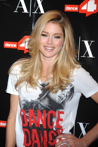  Unveils The A|X Armani Exchange Dance4life T-Shirt In Honor Of World AIDS دن
