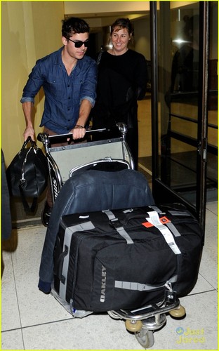 Zac Efron Returns to LA!