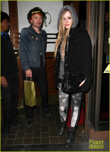  Avril Lavigne: رات کے کھانے, شام کا کھانا with Ex-Husband Deryck Whibley!