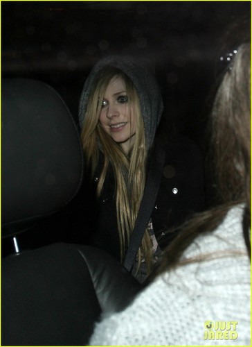  Avril Lavigne: 공식 만찬, 저녁 식사 with Ex-Husband Deryck Whibley!