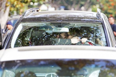 Jen and Ben kissing in the car
