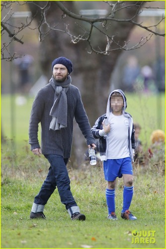  Jude Law Watches Rudy's Fußball Game