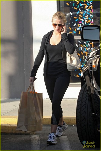  Julianne Hough: Urban Outfitters Shopping Stop