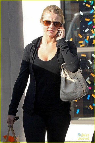  Julianne Hough: Urban Outfitters Shopping Stop