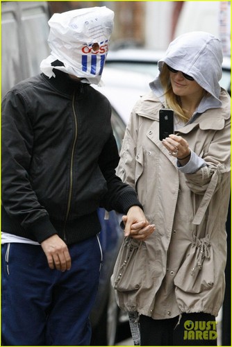  Kate Hudson & Matt Bellamy: Plastic Bag Cover Up!