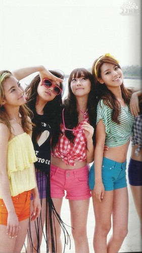  snsd - holiday photobook scans