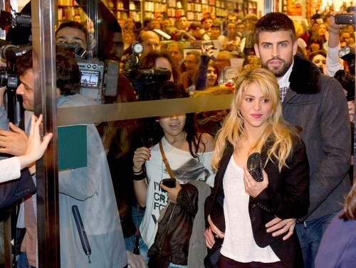  CU-Shakira and boyfriend-Dues Vides book release