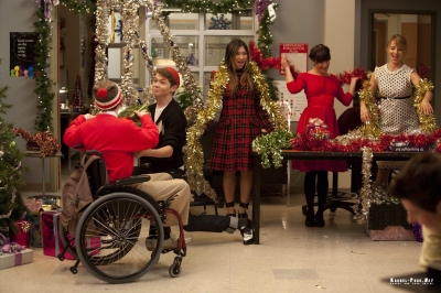  Damian on tonight's episode of glee -- Extraordinary Merry natal