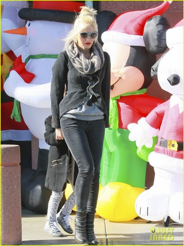  Gwen Stefani: क्रिस्मस Shopping with the Boys!