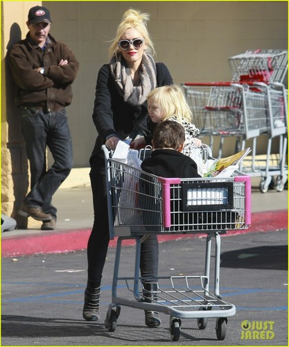 Gwen Stefani: Christmas Shopping with the Boys!
