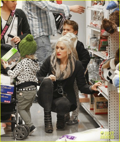  Gwen Stefani: Krismas Shopping with the Boys!