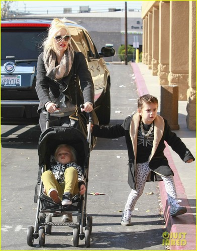 Gwen Stefani: Christmas Shopping with the Boys!