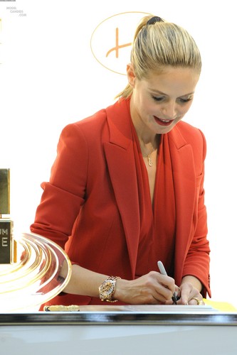  Heidi Klum promoted her new fragrance “Shine” in Toronto, Canada