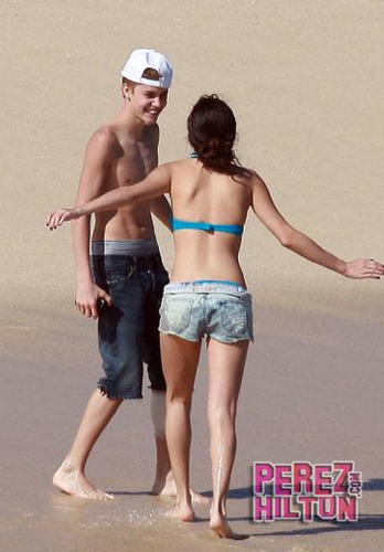 Justin Bieber And Selena Gomez On The Beach!