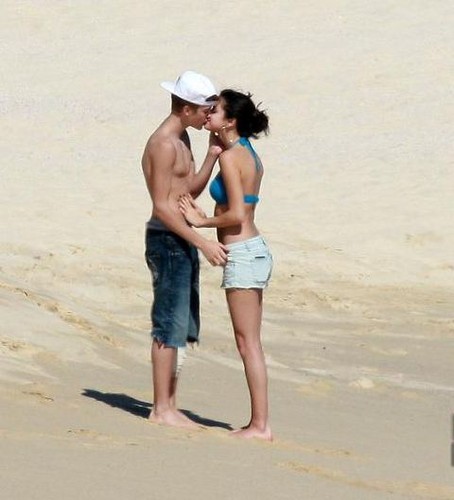  Justin Bieber And Selena Gomez On The Beach!