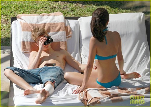  Justin Bieber & Selena Gomez: Pool Party!