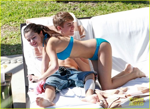  Justin Bieber & Selena Gomez: Pool Party!